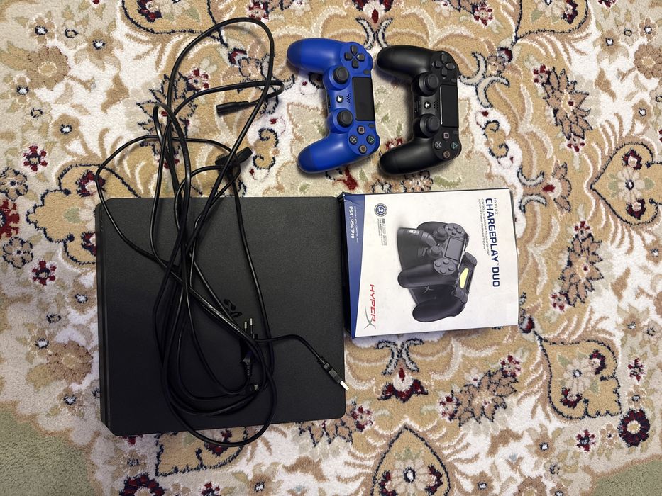 Продам Sony PlayStation 4 Slim + 2 джойстика