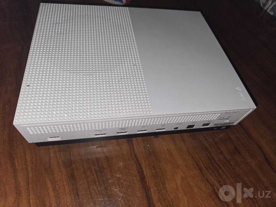 Xbox one s , 1 ta  joystick va 2 ta oyini bilan