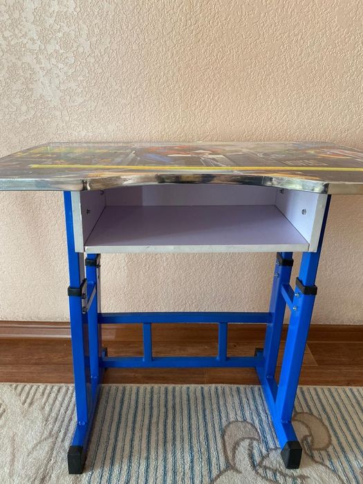 Растущие парта и стул.