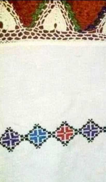 Fata de masa traditionala tesuta manual din canepa si cusuta manual in punct cruce, cu dantela macrame aplicata la capete