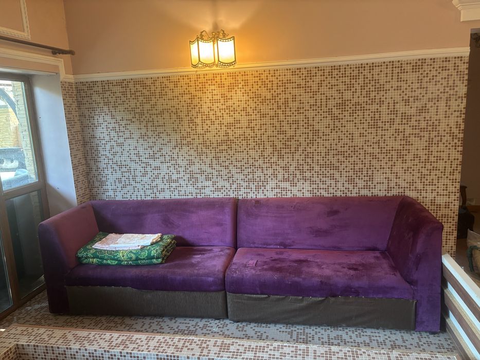Фиолетовый диван