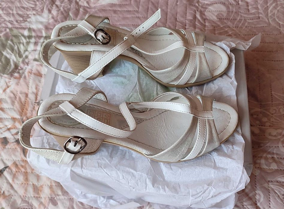 Почти нови дамски сандали