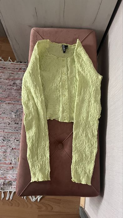 Електриково зелен crop top с дълги ръкави