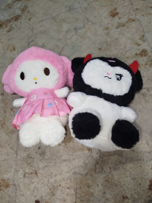 Мягкие плюшевые игрушки в виде Мелони и Куроми.