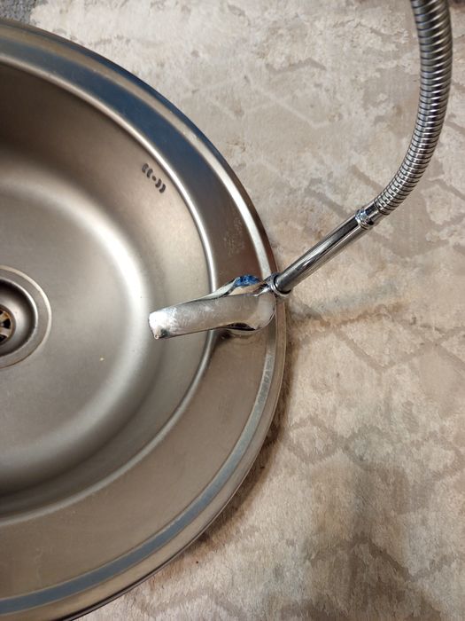 Раковина с краном на кухню