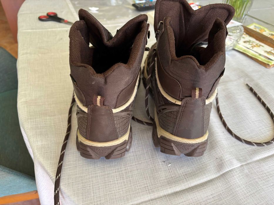 Спортни високи обувки