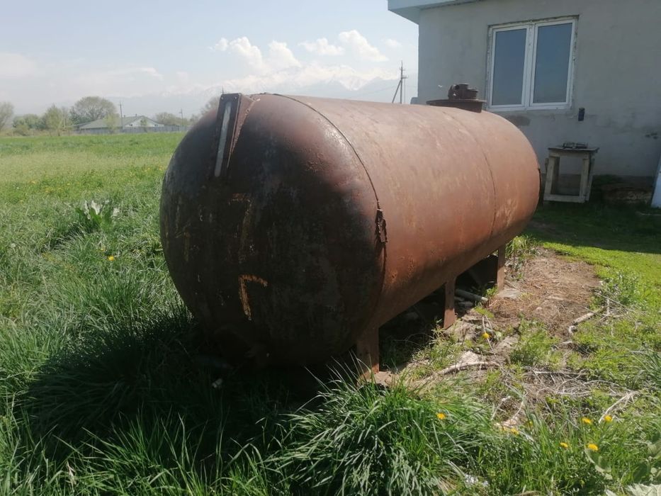 Емкость для питевой воды 3-4 куб б/у