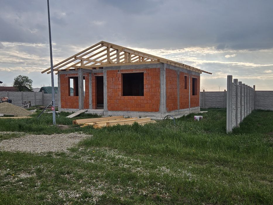 Casă la roșu de vânzare în Leș 

Se oferă spre vânzare casă la roșu situată în localitatea Leș, într-o zonă liniștită