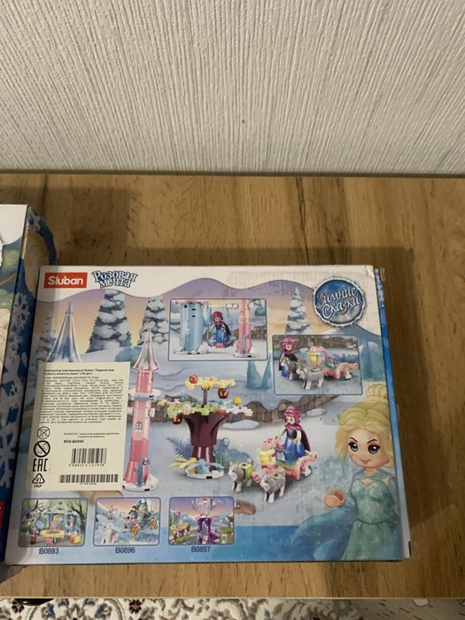 Продам доску - мольберт и лего для девочек