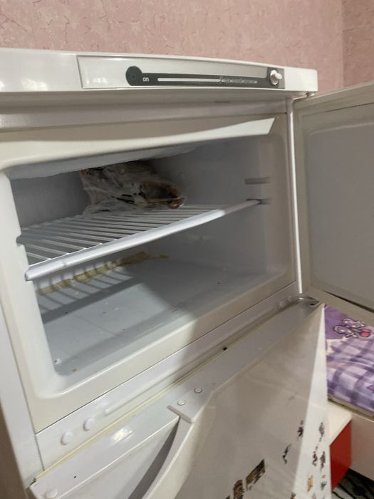 Холодильник Индезит.