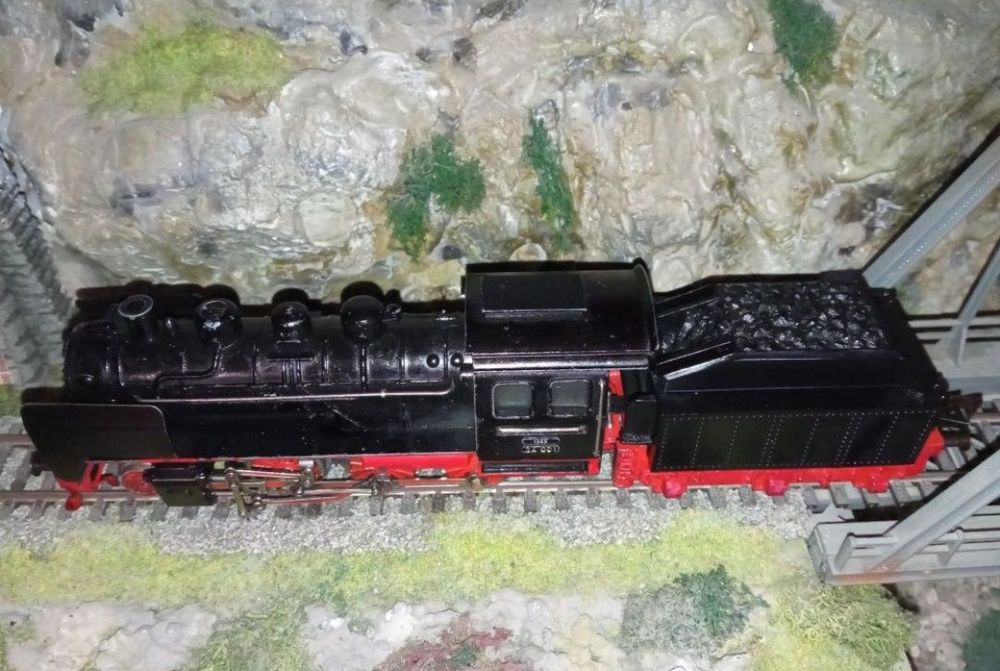Locomotiva fleischmann BR24 scara H0, 1:87

Tracțiune integrală pe 3 a