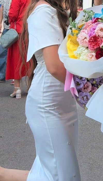 Белое вечернее платье со стразами на той