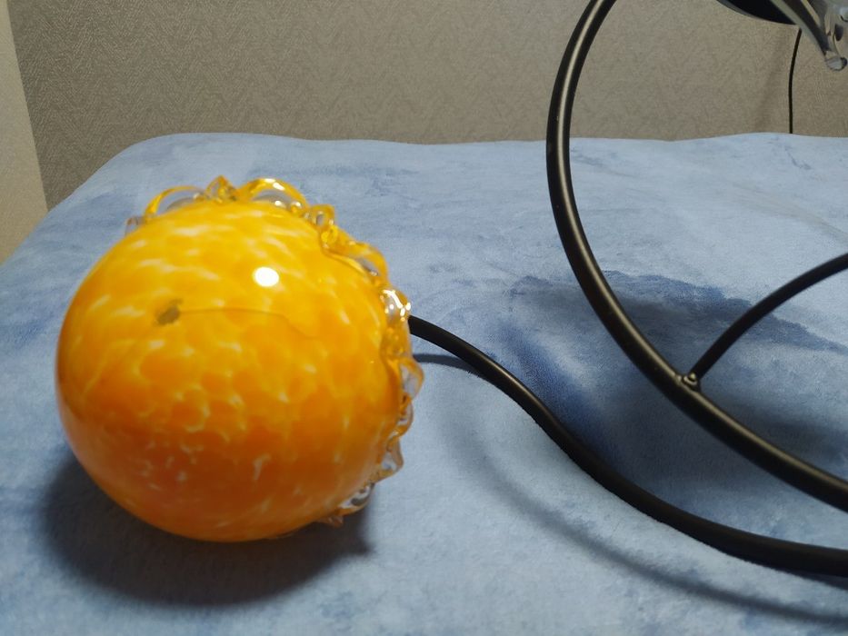 Люстра с тремя плафонами.