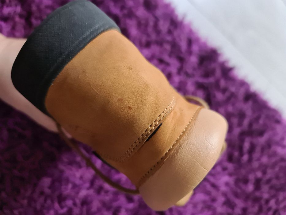 Vând bocanci timberland