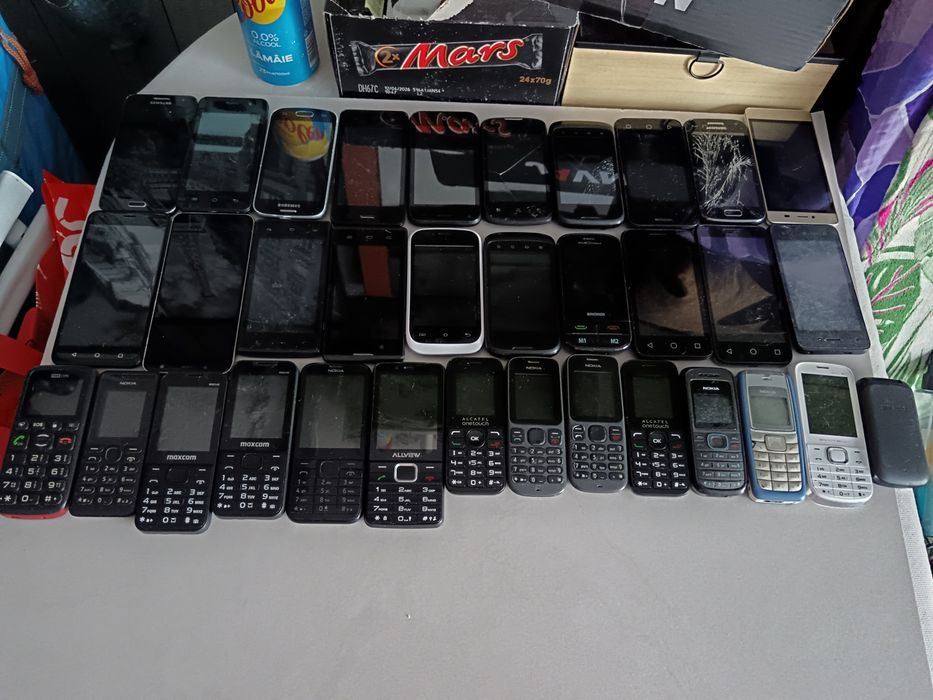 Lot telefoane butoane etc