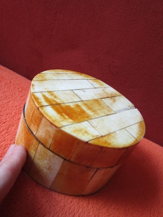 Cutie din lemn si os-Vintage, lucrata manual-un cadou inedit