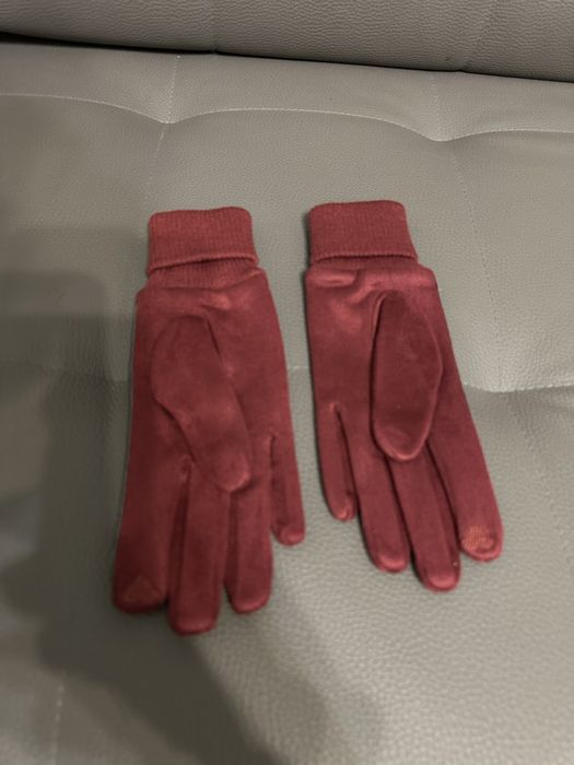 Перчатки красные с кажынными вставками