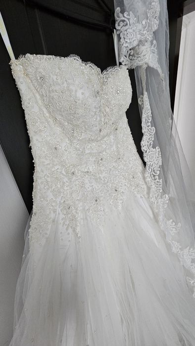 Vând rochie de mireasă, 800 lei, negociabil.
