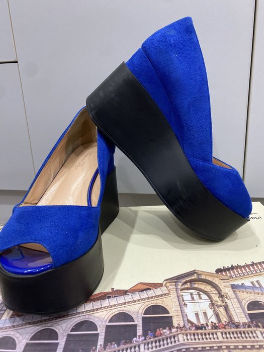 Открытые туфли из замша электрик на черной танкетке