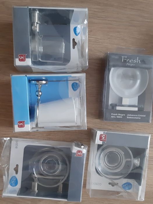 Оборудване баня / поставки сапун, кърпи, паста и четки, дозатор