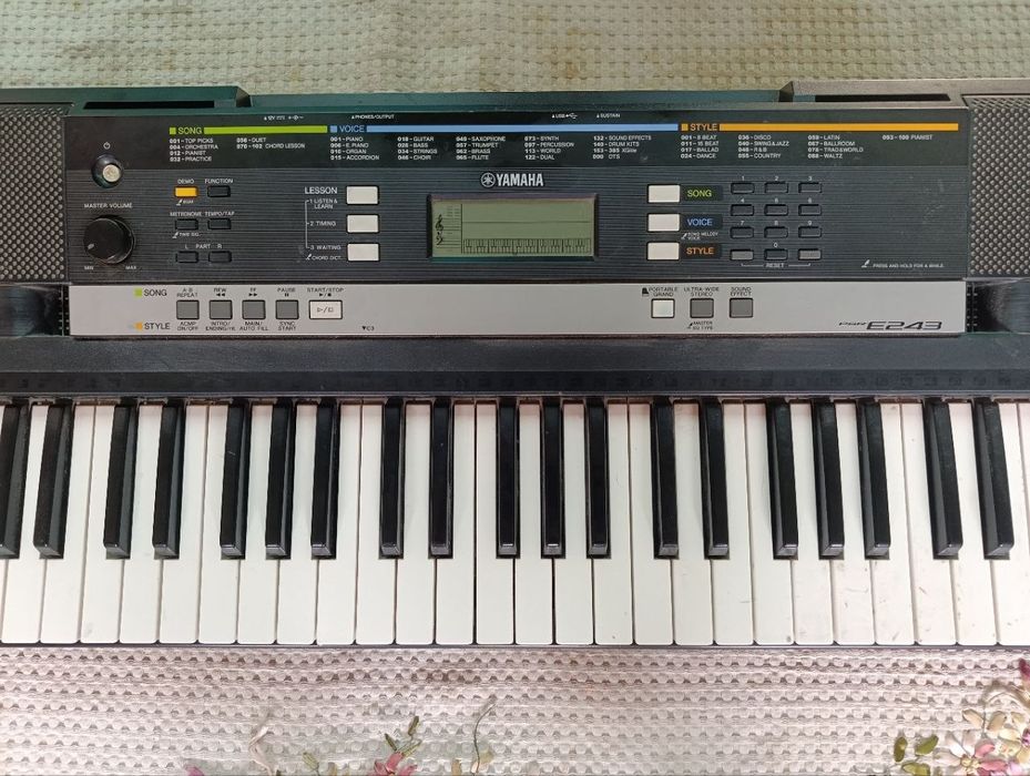 Sintezator sotiladi Yamaha PSR-E243