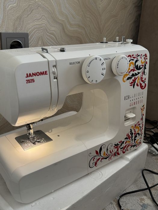 Швейная машина Janome 2525