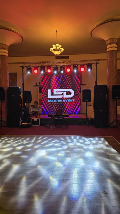 Dj-MC, scena, podium, ecran led, sonorizare, schela de lumini, glob