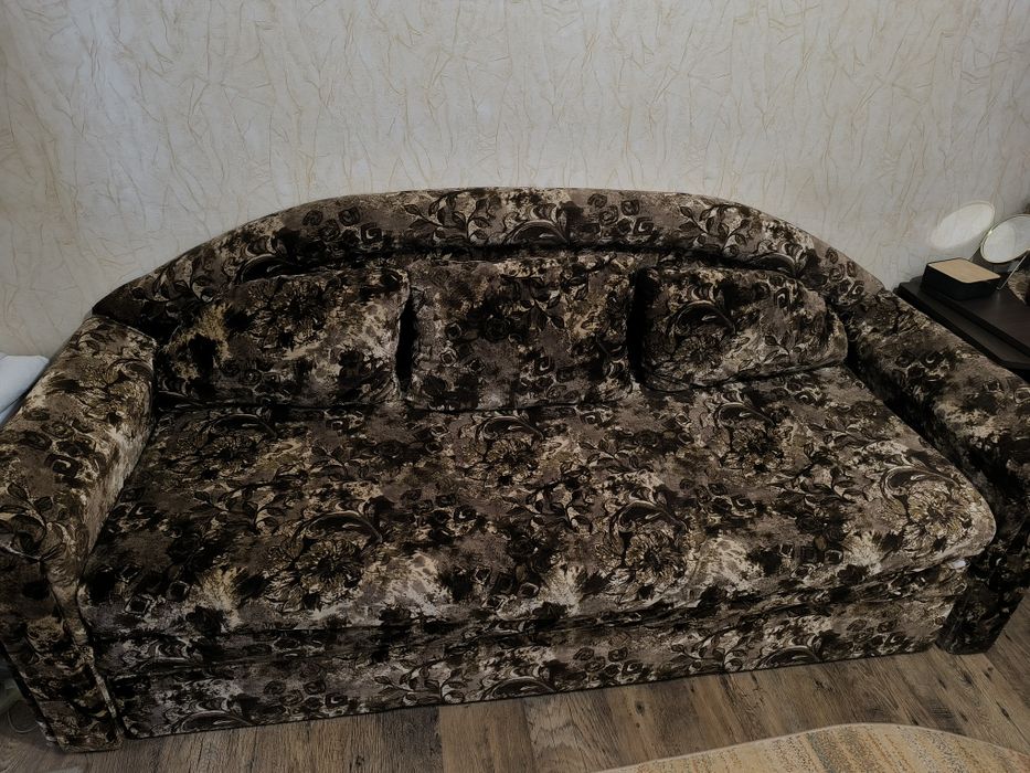 Подарявам практичен и удобен  диван