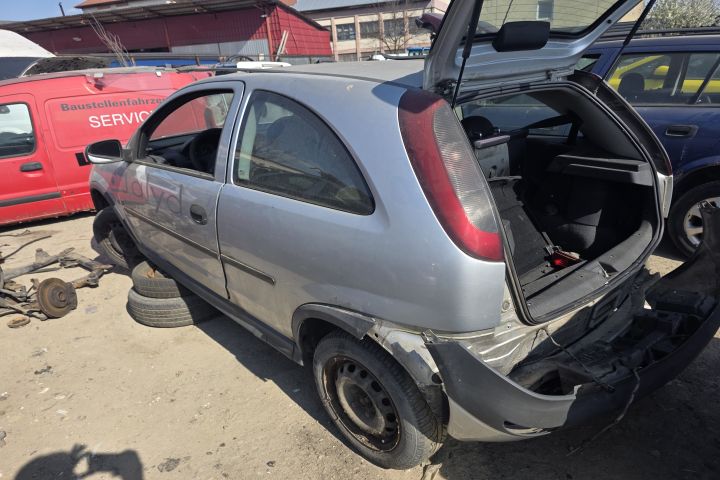 Bara fata Opel Corsa 2002 1.2 MT (75 hp)