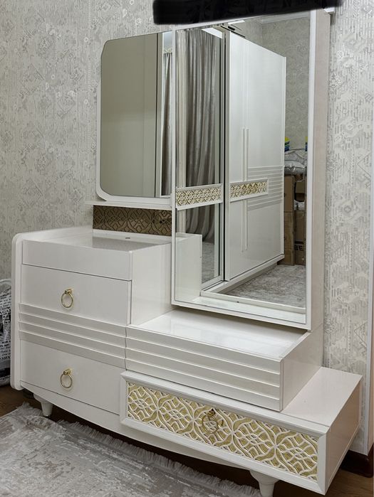 Шкаф и туалетный столик