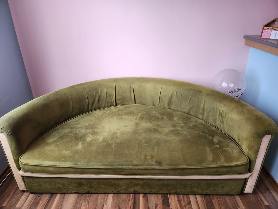 Кръгла спалня - диван