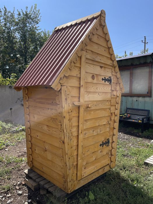 Уличный деревянный туалет
