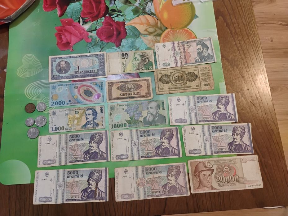 Vind colecție de bancnote vechi și monede  vechi și de peste 60 de ani