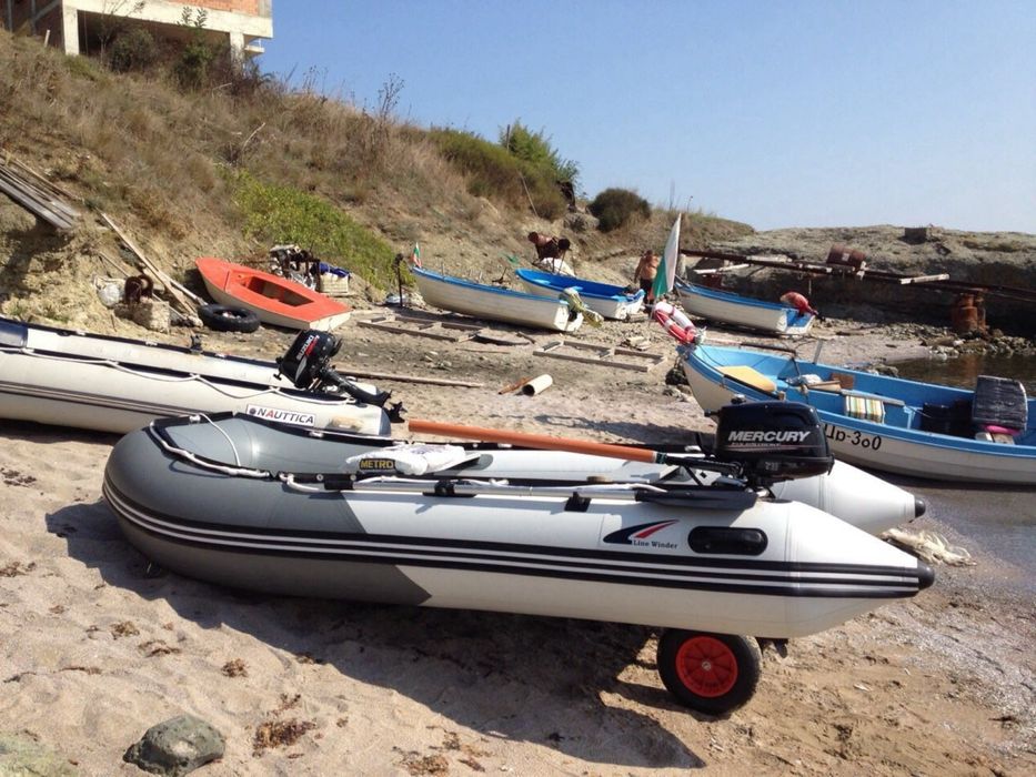 Надуваема лодка с твърдо дъно и двигател Mercury