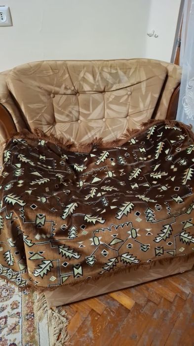 Кресло и короткий диван.