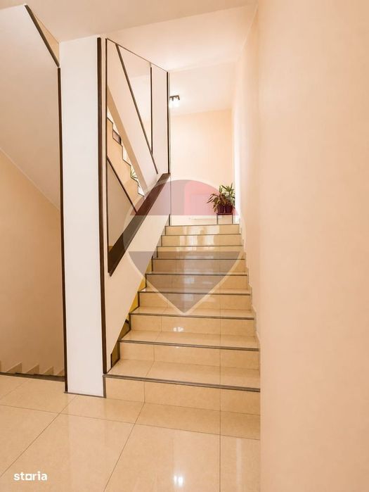Casă / Vilă cu 12 camere de închiriat în zona Fundeni
