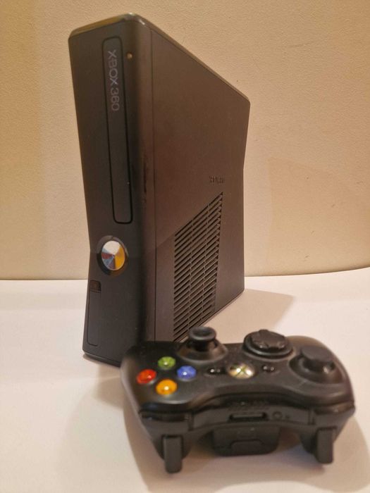 Xbox 360 s modat soft , 320 gb Hdd , 52 jocuri incluse GTA V, MINECRAFT, FIFA