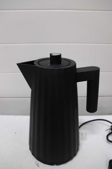 Alessi Plissé MDL06 B/UK - Електрическа кана от термопластична смола, английски щепсел 2400W, 170 Cl