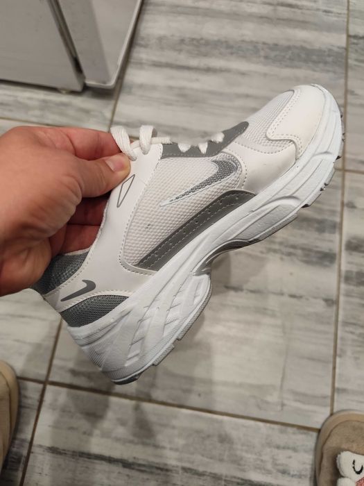 Бели.   маратонки