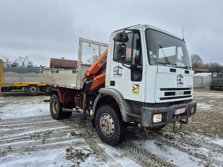 Camion Iveco Eurocargo 4x4 basculabil cu macara