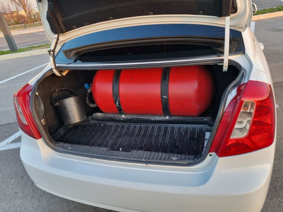 Пподаётся Ласетти 1.8