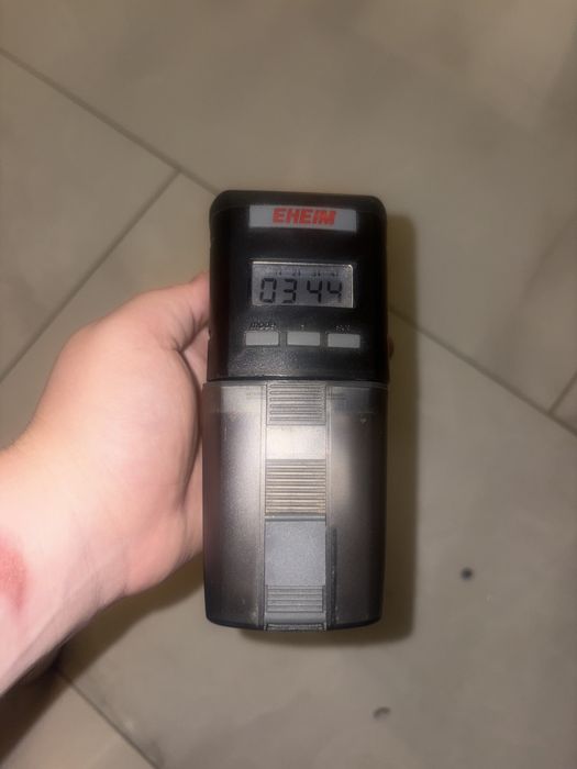 Hranitor automat acvariu