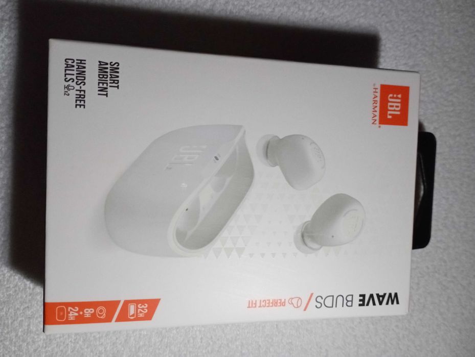 Casti wireless JBL Wave Buds pentru divertismentul de zi cu zi.