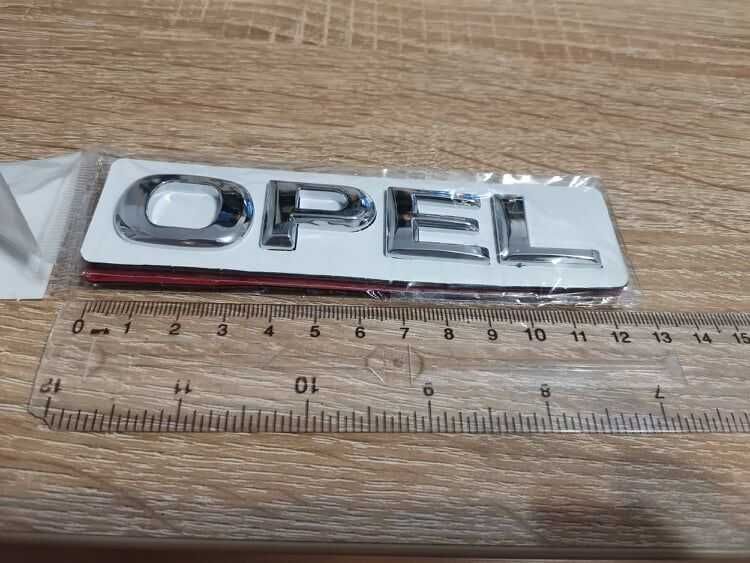 сребрист надпис Opel