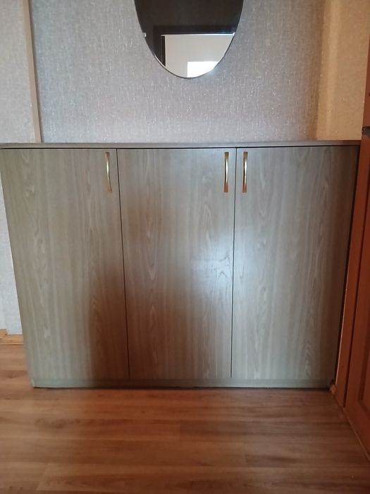 Продам прихожку: вешалка и шкаф.