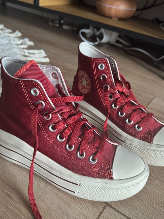 Converse  inalti rosii, platforma