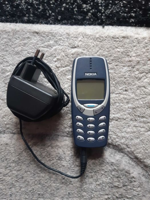 Телефон NOKIA 3310 с оригиналното си зарядно у-во