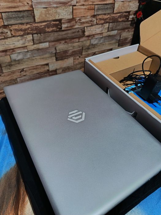 Vând laptop nou donew