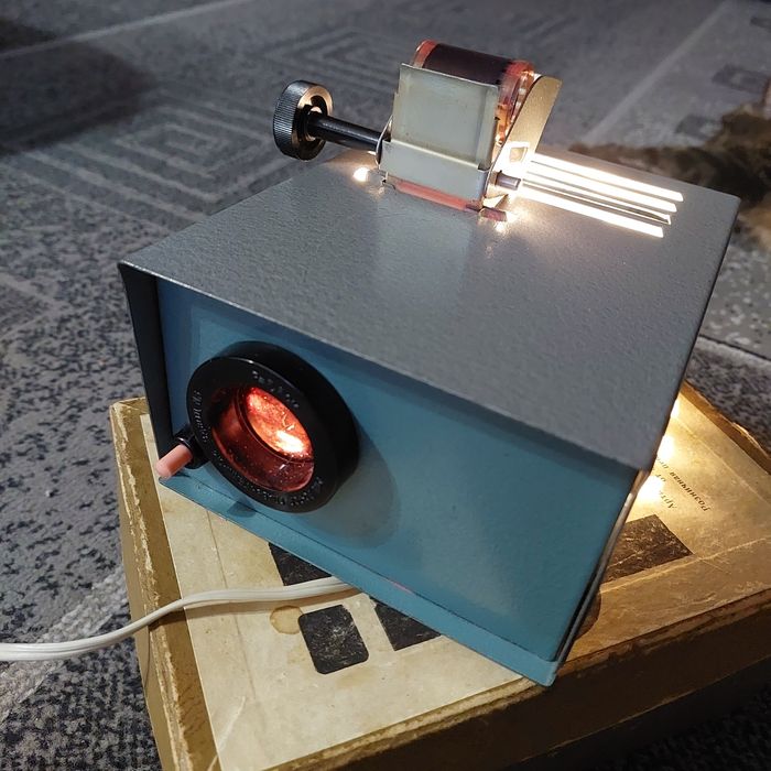 Фильмоскоп, диафильмы  продам