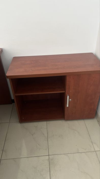 Стол руководителя со всеми принадлежностями